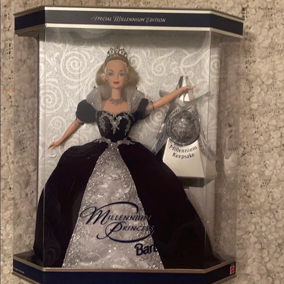 Special Millennium Edition 2000 Barbie - Picture 2 of 3